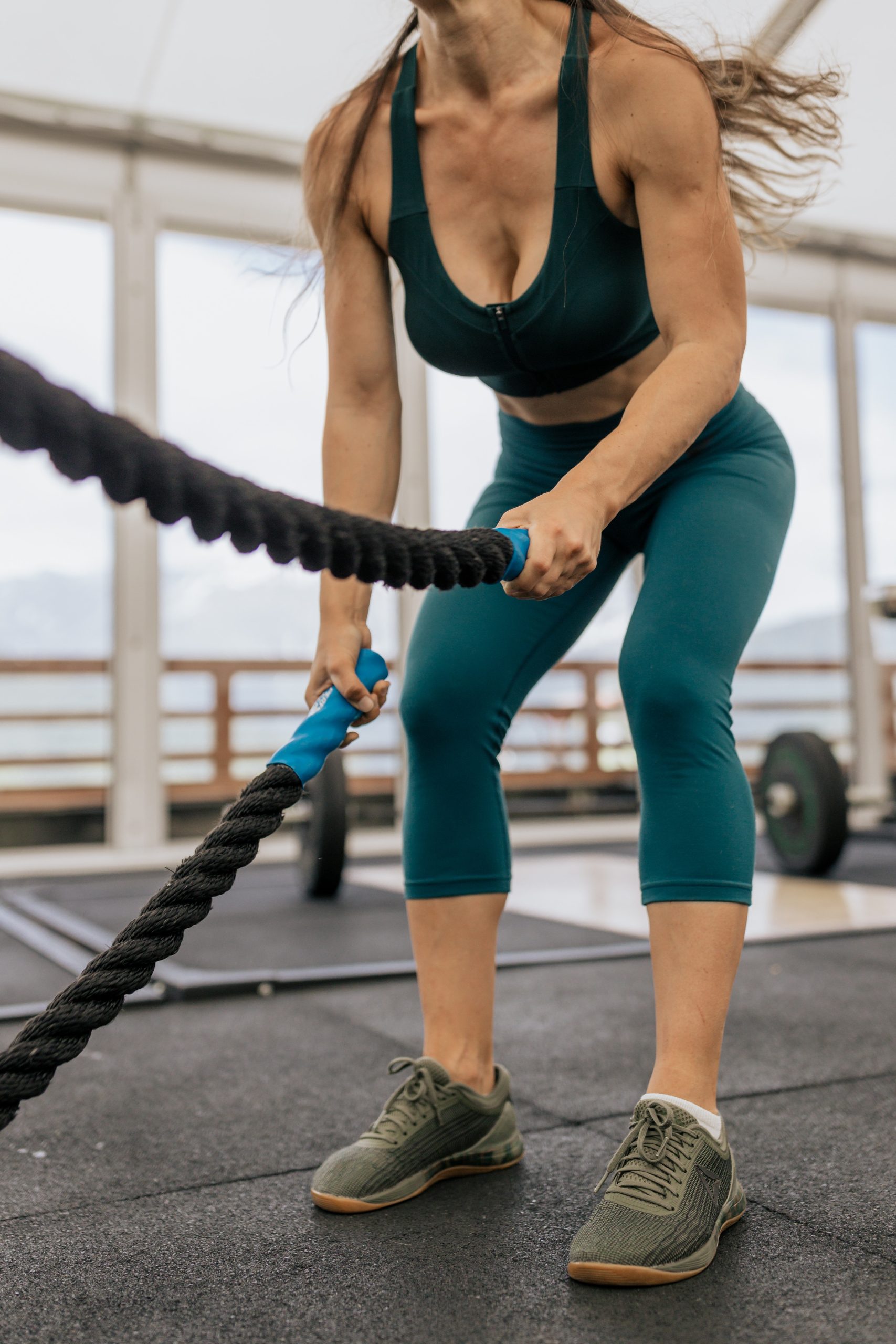Femme sportive qui fait du renforcement musculaire pour améliorer sa technique de course | Sporty woman doing weight training