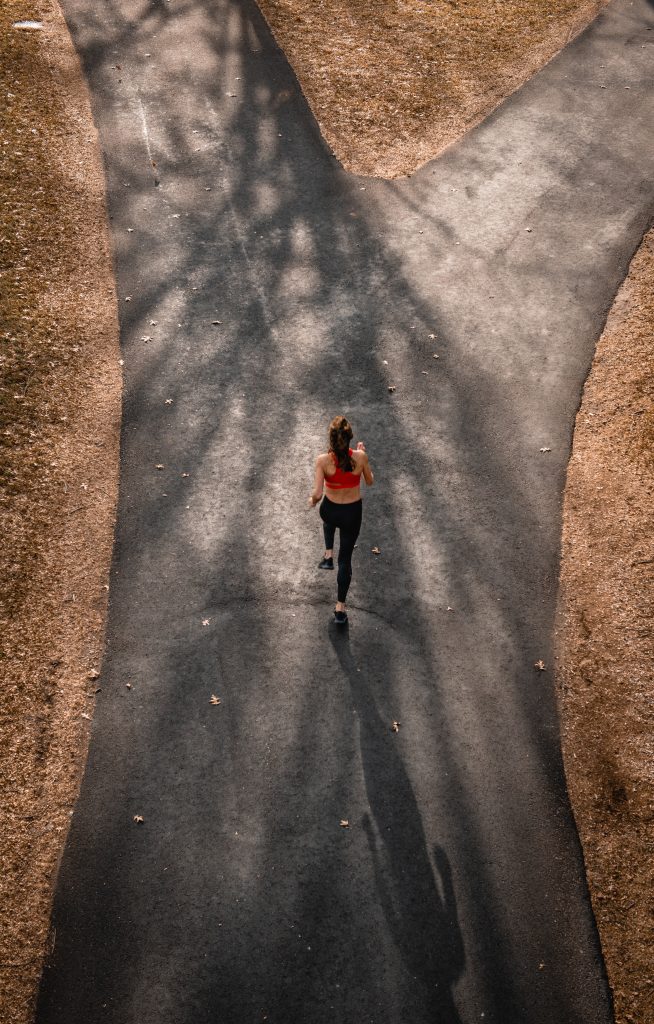 Vue aérienne d'une femme qui court sur un chemin